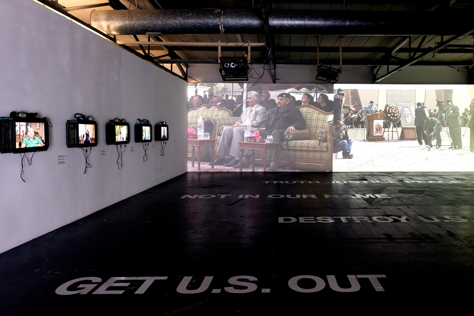 Raum mit Videoinstallation