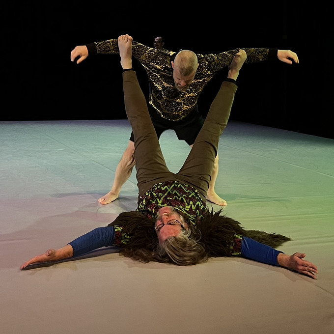 Person stützt andere mit ihren Füßen