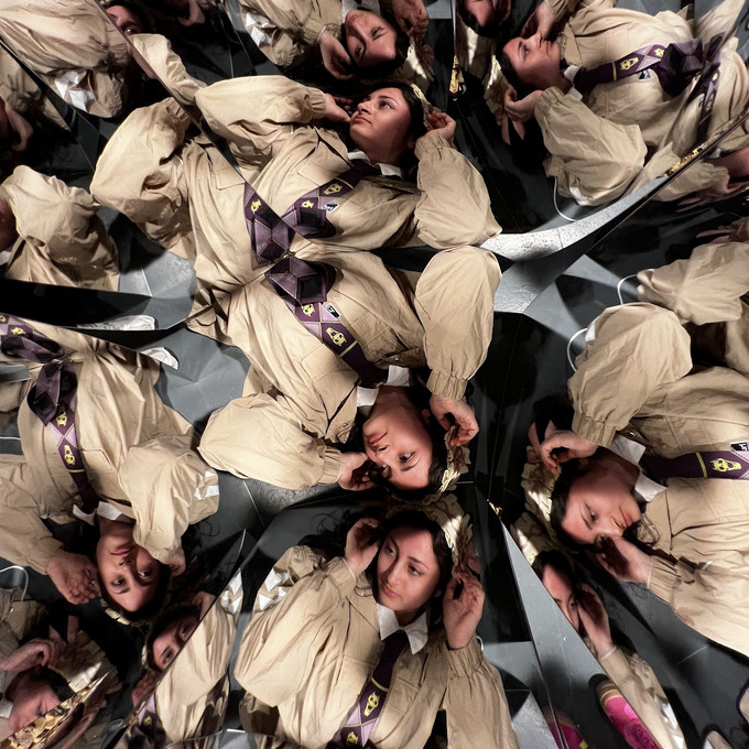 Person die sich in zahlreichen Spiegeln spiegelt