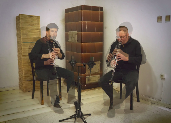 international nothing Zwei Männer mit Blasinstrumenten sitzen vor einem alten Ölofen. Das Bild ist verdoppelt
