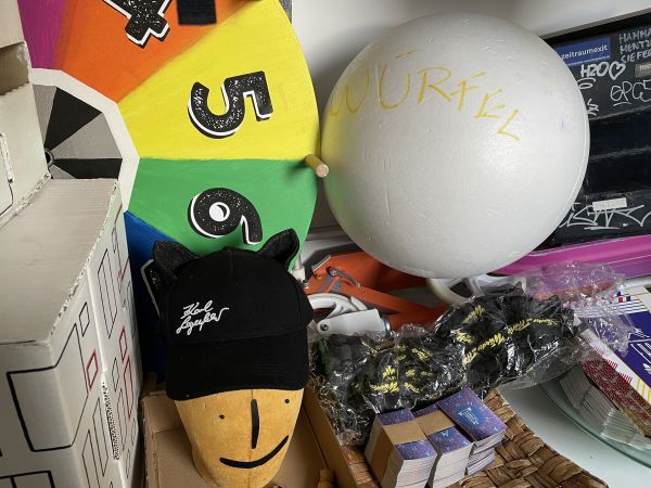Krims Krams für den Flohmarkt. Darunter der Kopf einer Schaufensterfigur und ein buntes Glücksrad