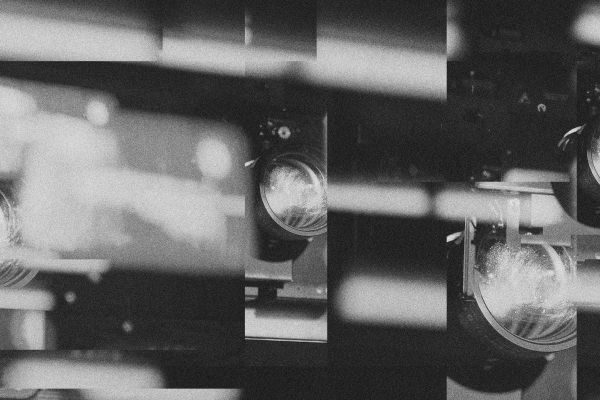 filmfusion Kriseliges schwarz weiß Foto einer Kamera, die mehrfach gespiegelt ist